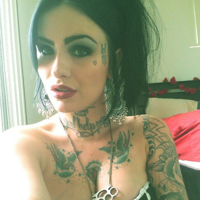 Mujeres con tatuajes en la cara.
 #91270317