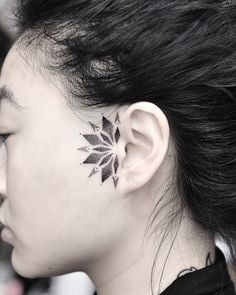 Mujeres con tatuajes en la cara.
 #91270332