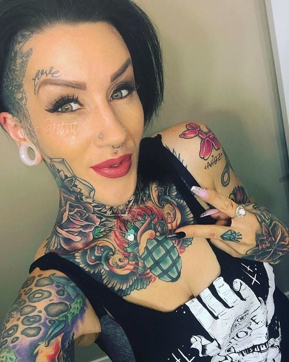 Mujeres con tatuajes en la cara.
 #91270339