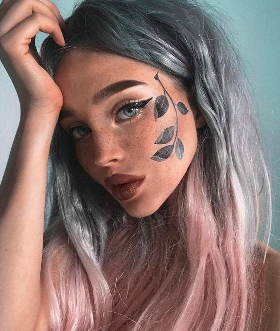 Mujeres con tatuajes en la cara.
 #91270354