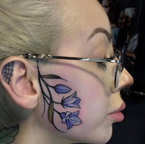 Mujeres con tatuajes en la cara.
 #91270378