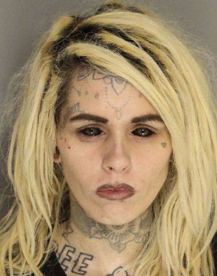 Mujeres con tatuajes en la cara.
 #91270413