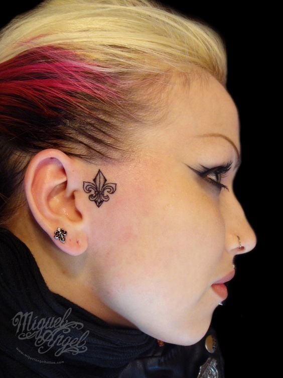 Mujeres con tatuajes en la cara.
 #91270435