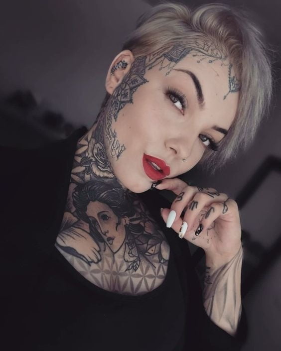 Mujeres con tatuajes en la cara.
 #91270477