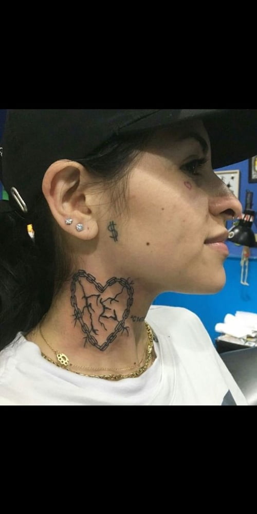 Mujeres con tatuajes en la cara.
 #91270508
