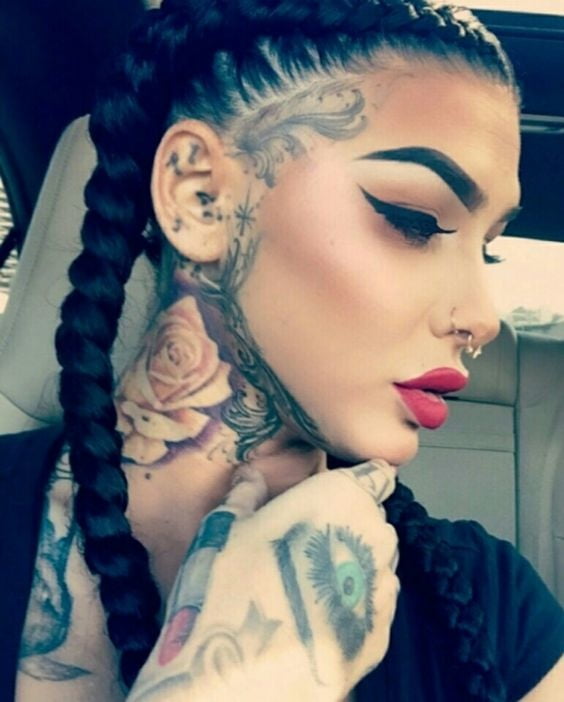 Mujeres con tatuajes en la cara.
 #91270511
