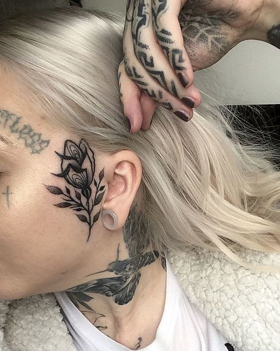 Mujeres con tatuajes en la cara.
 #91270517