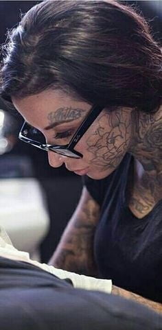 Gesicht Tattoo Frauen.
 #91270520