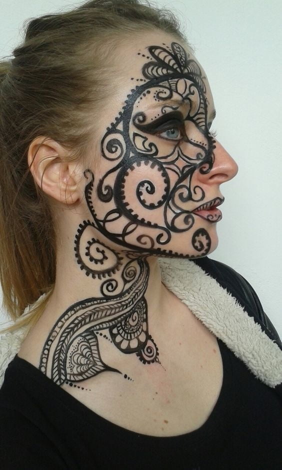Mujeres con tatuajes en la cara.
 #91270566