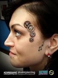 Mujeres con tatuajes en la cara.
 #91270597