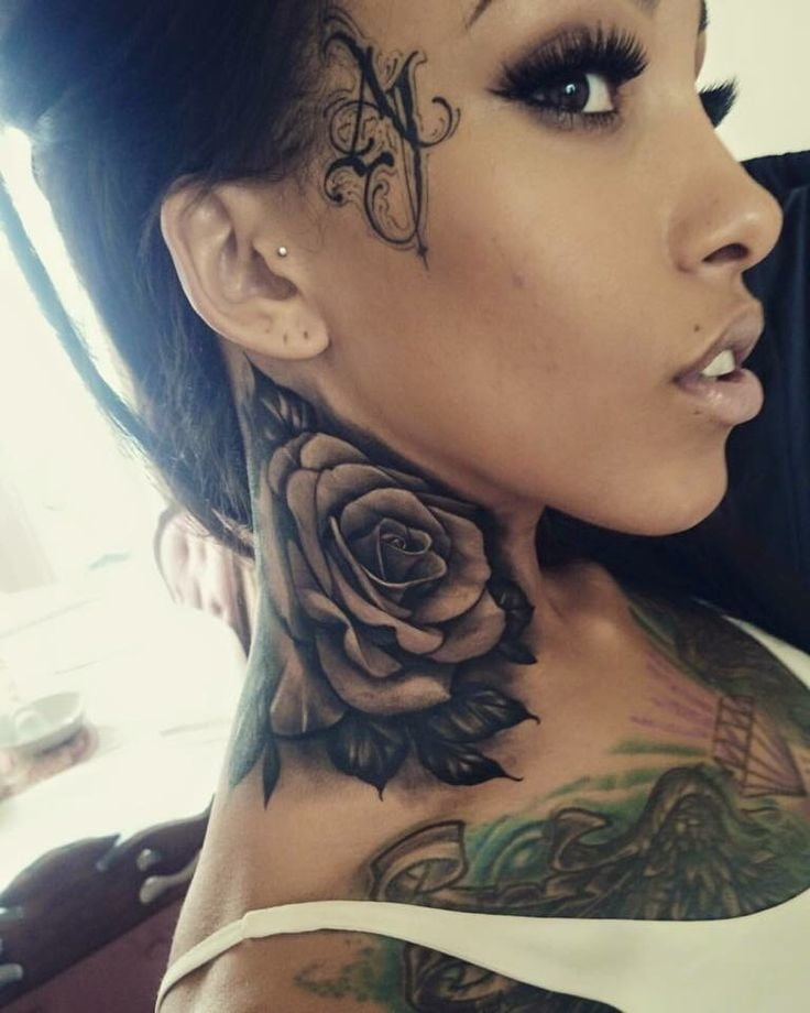 Mujeres con tatuajes en la cara.
 #91270607