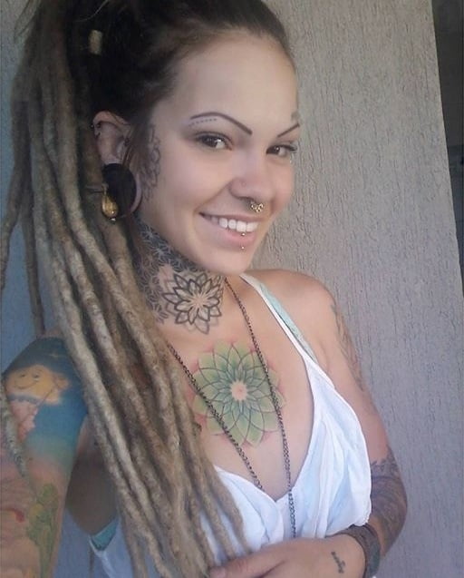 Mujeres con tatuajes en la cara.
 #91270628