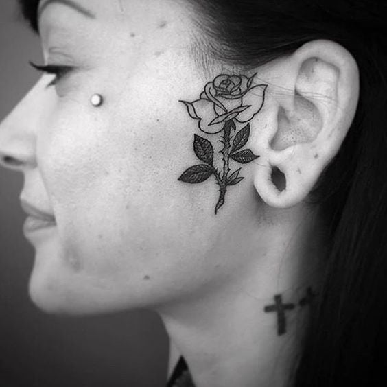 Mujeres con tatuajes en la cara.
 #91270634