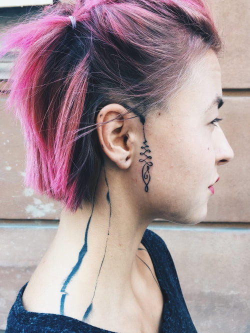 Mujeres con tatuajes en la cara.
 #91270637