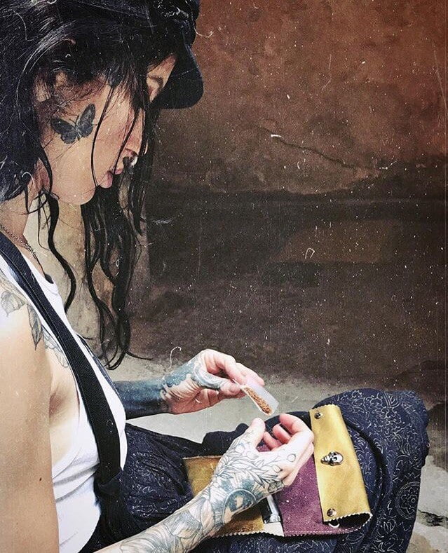 Mujeres con tatuajes en la cara.
 #91270654