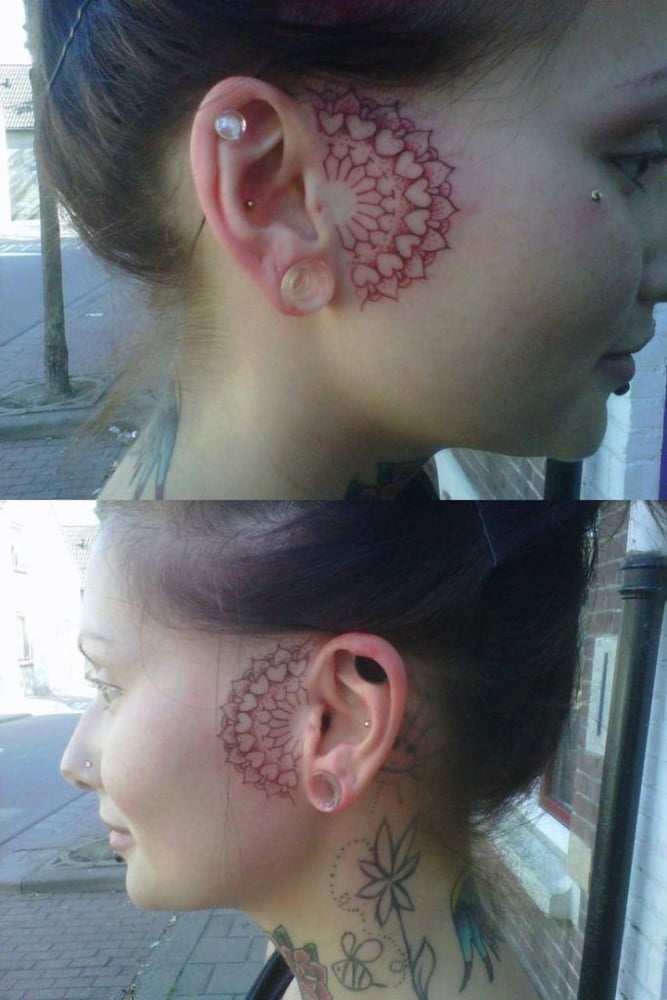 Mujeres con tatuajes en la cara.
 #91270663