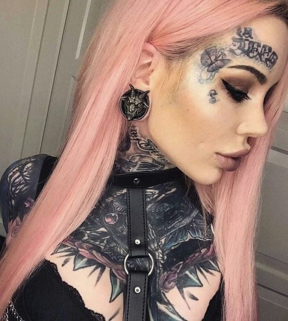Mujeres con tatuajes en la cara.
 #91270776