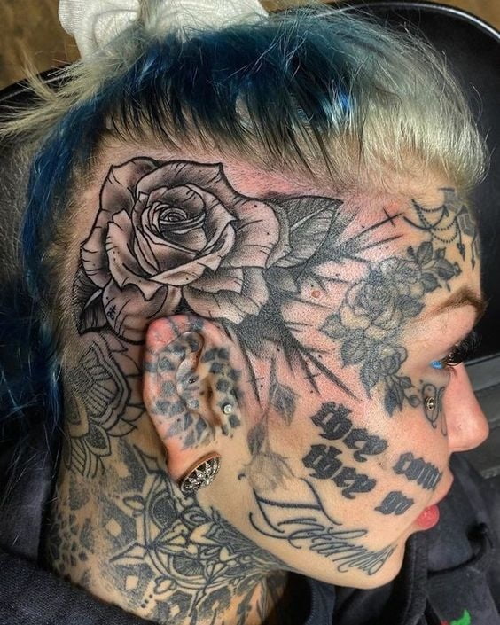 Mujeres con tatuajes en la cara.
 #91270810
