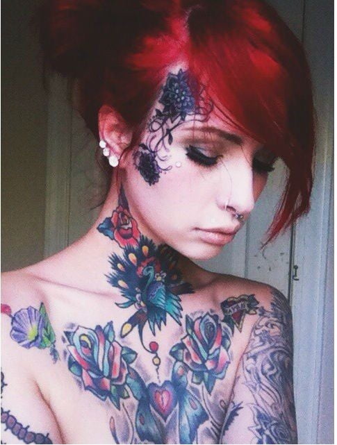 Mujeres con tatuajes en la cara.
 #91270822
