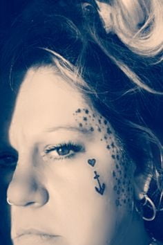 Mujeres con tatuajes en la cara.
 #91270825