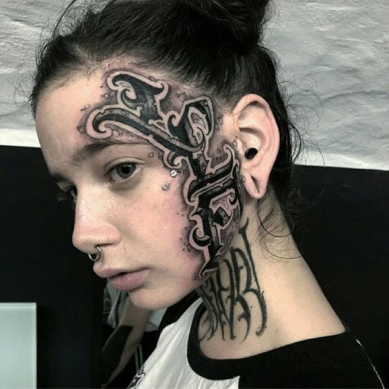 Mujeres con tatuajes en la cara.
 #91270852