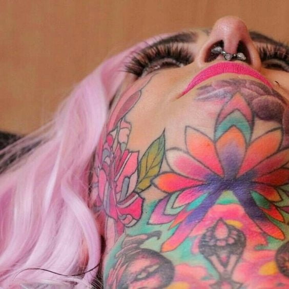 Mujeres con tatuajes en la cara.
 #91270868