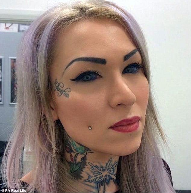 Mujeres con tatuajes en la cara.
 #91270877