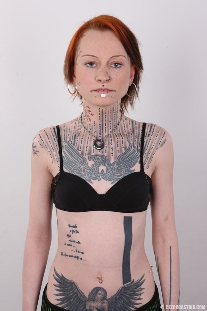 Mujeres con tatuajes en la cara.
 #91270880