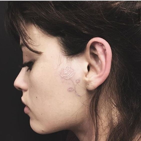 Mujeres con tatuajes en la cara.
 #91270895