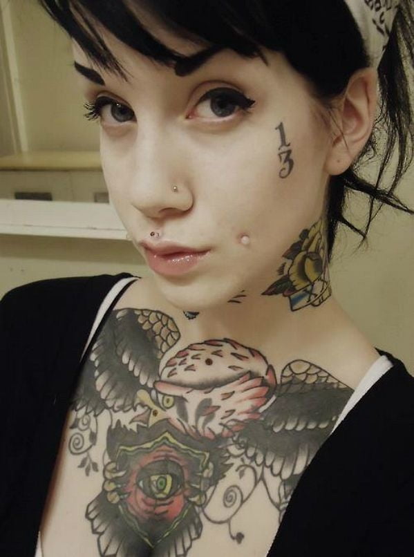 Mujeres con tatuajes en la cara.
 #91270922