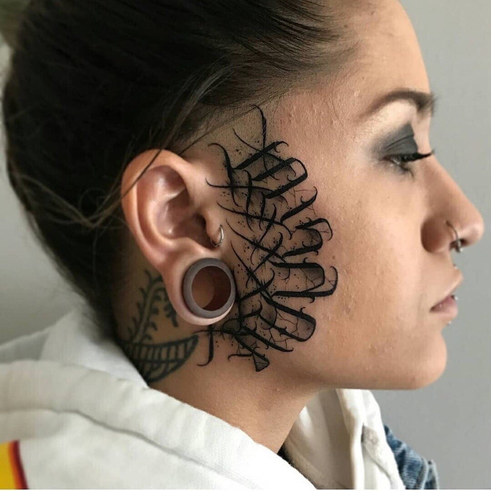 Mujeres con tatuajes en la cara.
 #91270931