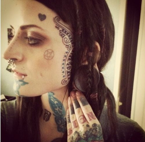 Mujeres con tatuajes en la cara.
 #91270983