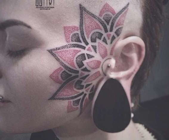 Mujeres con tatuajes en la cara.
 #91270989