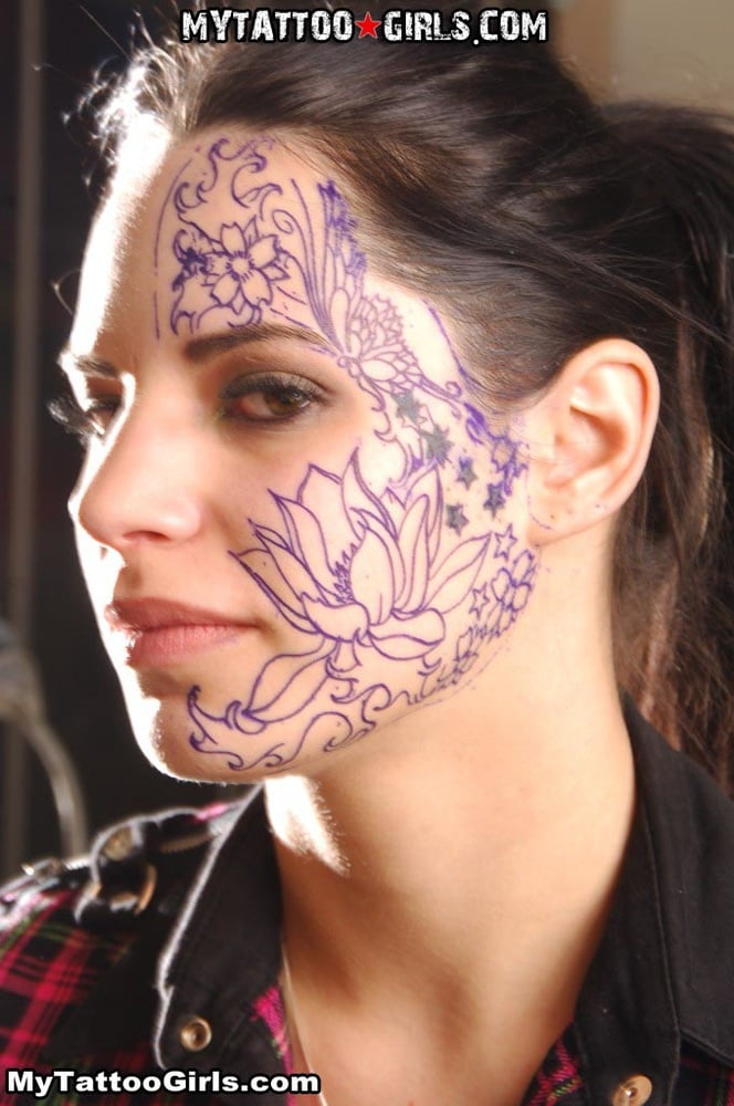 Mujeres con tatuajes en la cara.
 #91271028