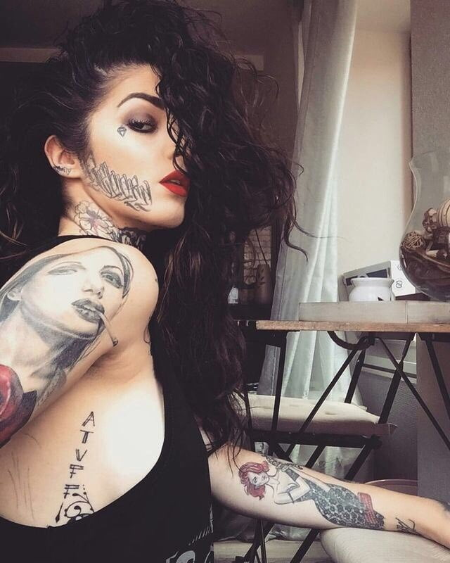 Mujeres con tatuajes en la cara.
 #91271044