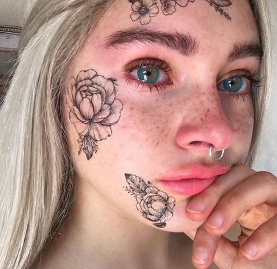 Mujeres con tatuajes en la cara.
 #91271068