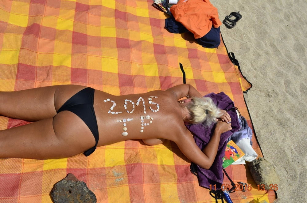 ブロンドの熟女が露出した写真を見つけた
 #101984420