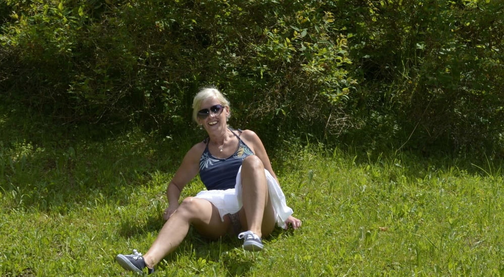 ブロンドの熟女が露出した写真を見つけた
 #101984456