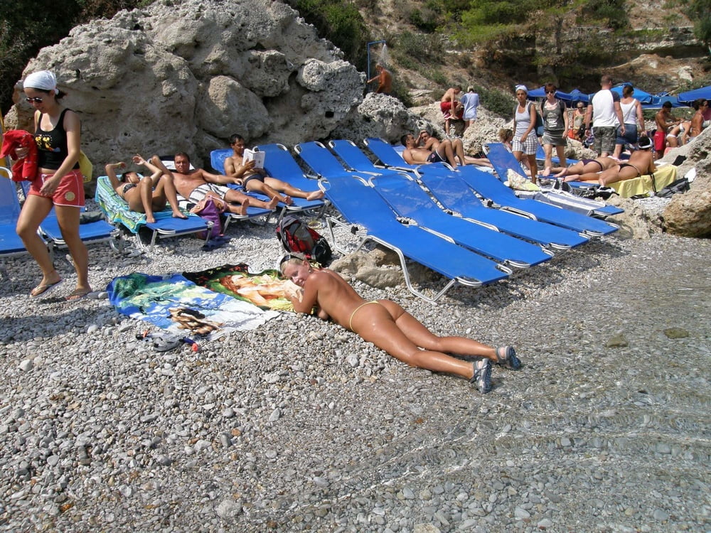 ブロンドの熟女が露出した写真を見つけた
 #101984475