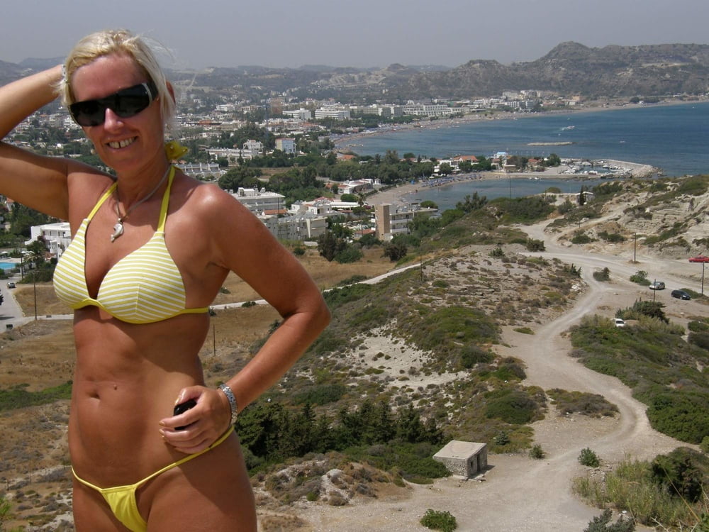 ブロンドの熟女が露出した写真を見つけた
 #101984478