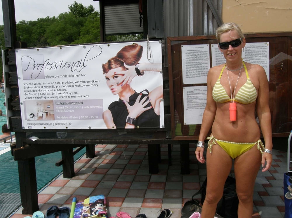 ブロンドの熟女が露出した写真を見つけた
 #101984490