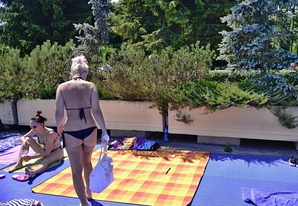 ブロンドの熟女が露出した写真を見つけた
 #101984500