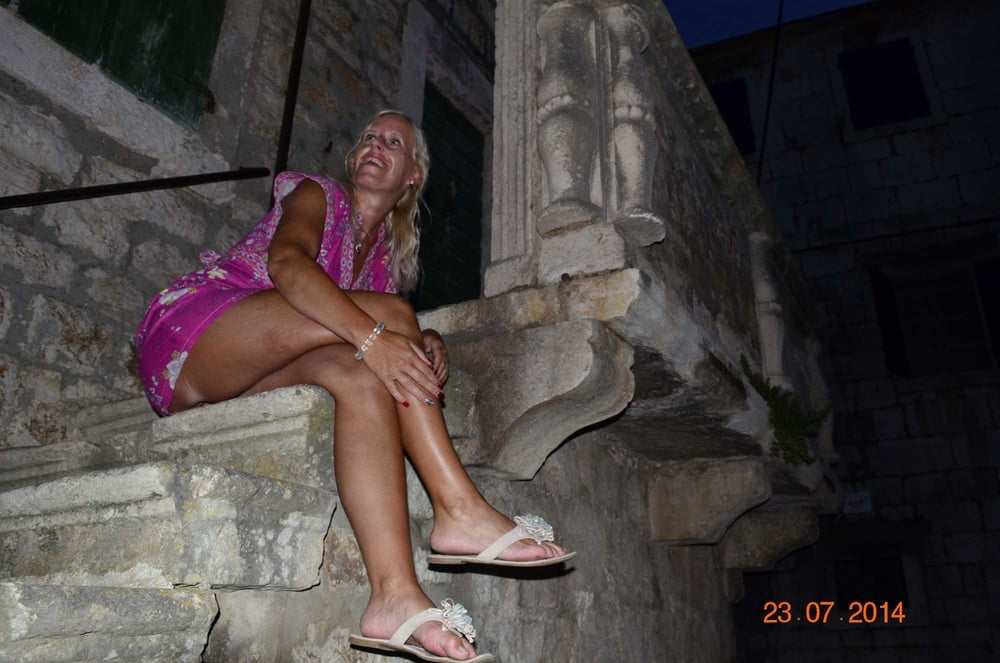 ブロンドの熟女が露出した写真を見つけた
 #101984509