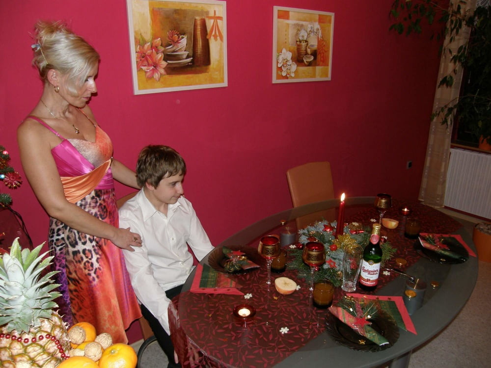 ブロンドの熟女が露出した写真を見つけた
 #101984517