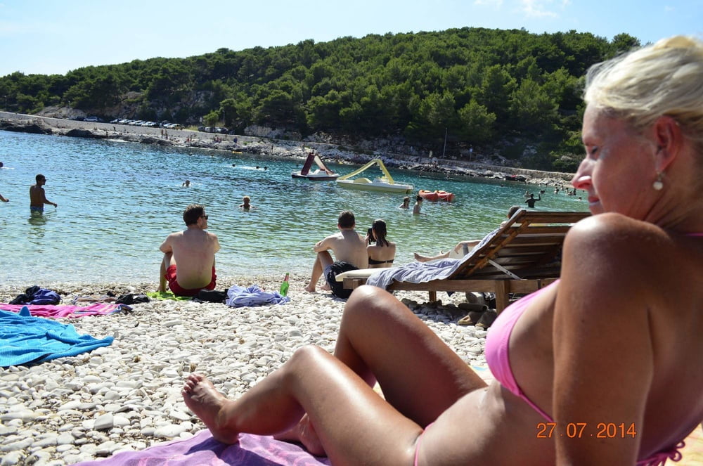 ブロンドの熟女が露出した写真を見つけた
 #101984542