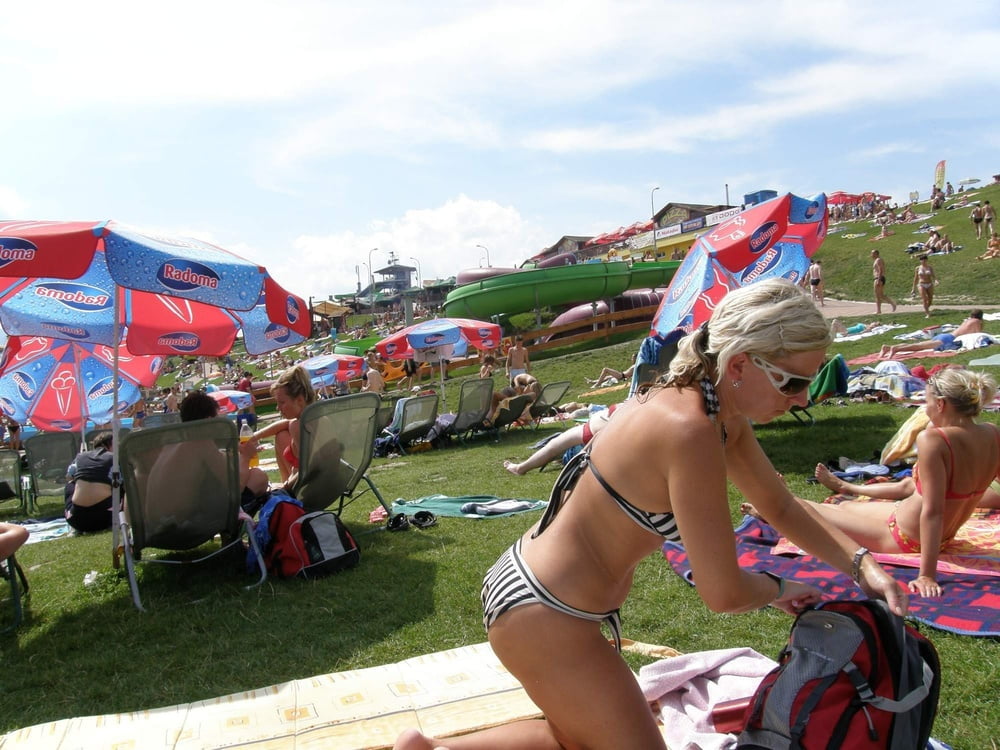 ブロンドの熟女が露出した写真を見つけた
 #101984553