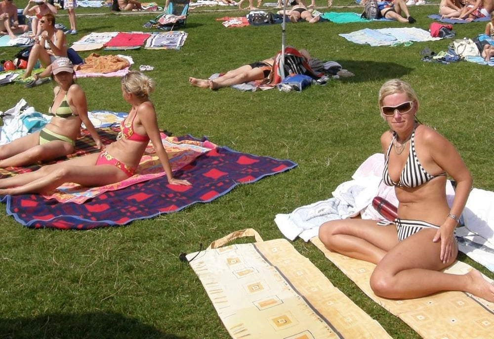 ブロンドの熟女が露出した写真を見つけた
 #101984557