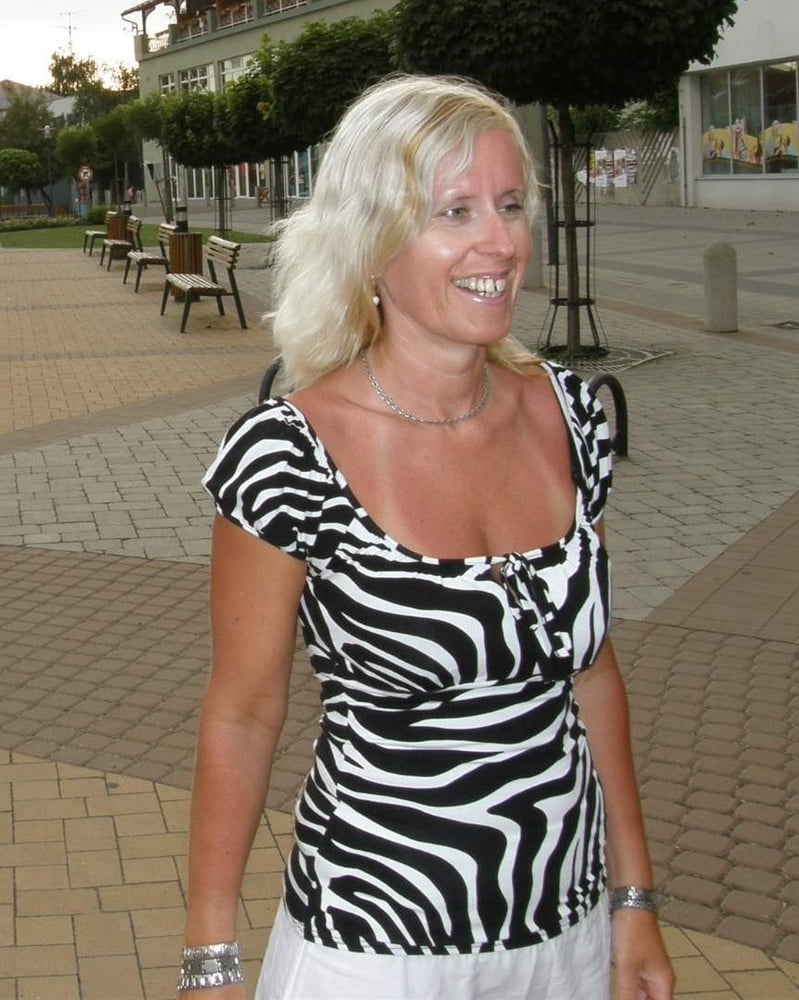 ブロンドの熟女が露出した写真を見つけた
 #101984563