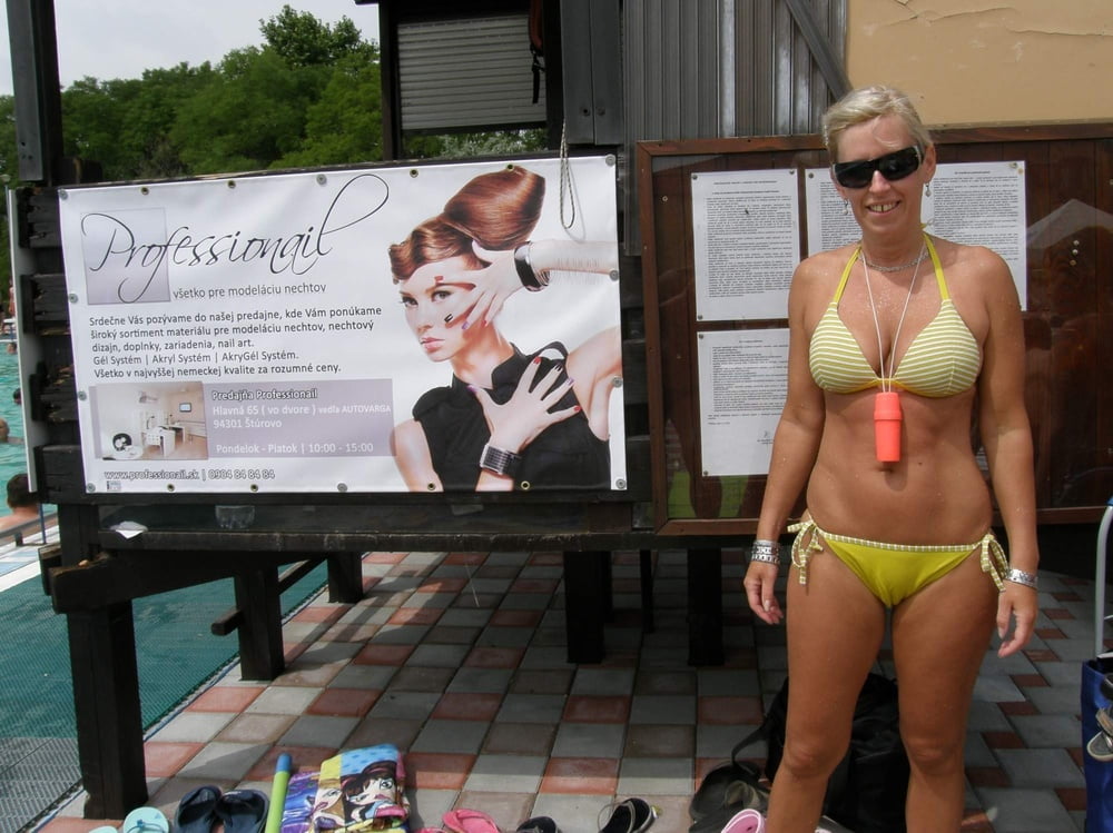 ブロンドの熟女が露出した写真を見つけた
 #101984565