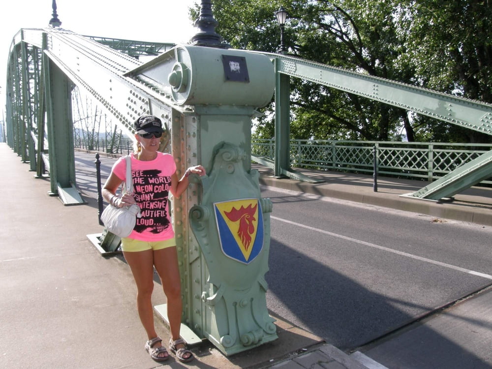 ブロンドの熟女が露出した写真を見つけた
 #101984576